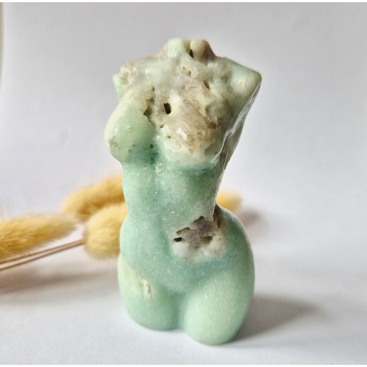 Caribbean Calciet Vrouwenbeeldje 8 Cm (#29) – Handgeslepen Edelsteen Goddess Carving
