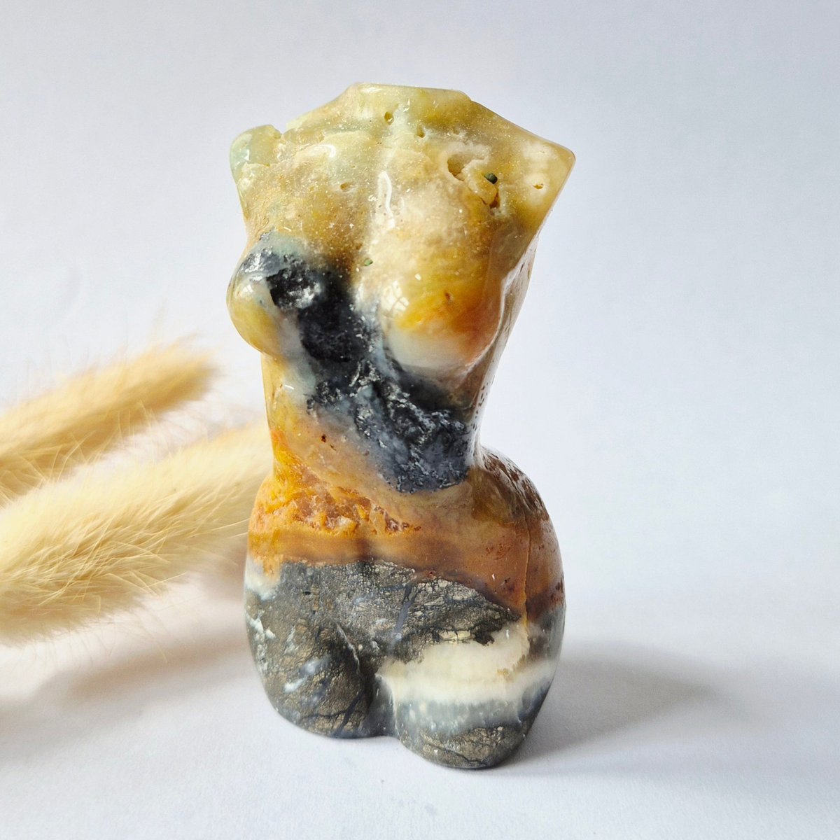 Caribbean Calciet Vrouwenbeeldje 8 Cm (#1) – Handgeslepen Edelsteen Goddess Carving