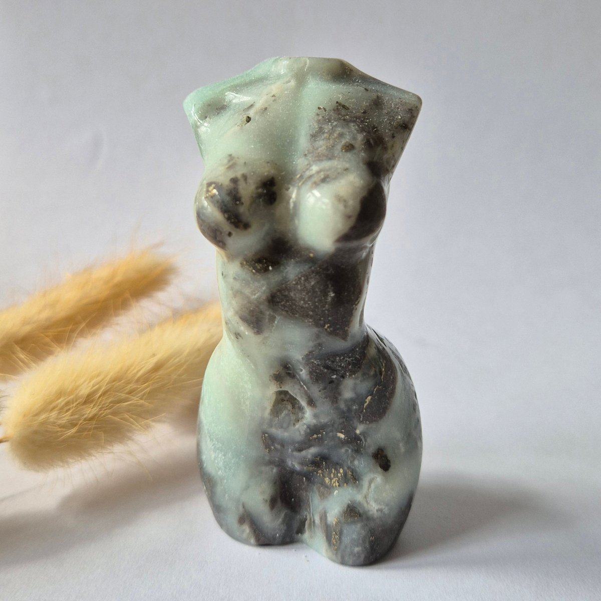 Caribbean Calciet Vrouwenbeeldje 8 Cm (#7) – Handgeslepen Edelsteen Goddess Carving