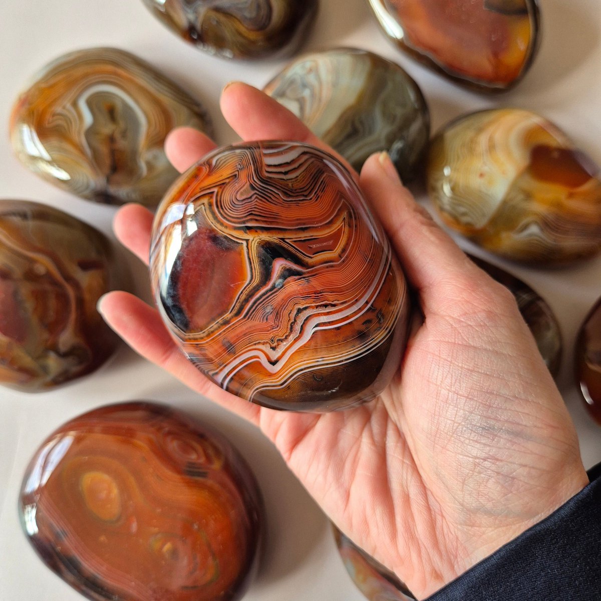 Xl Edelsteen Sardonyx Palmsteen – Kracht, Bescherming & Stabiliteit (Handsteen, Worry Stone, Spiritueel Cadeau)