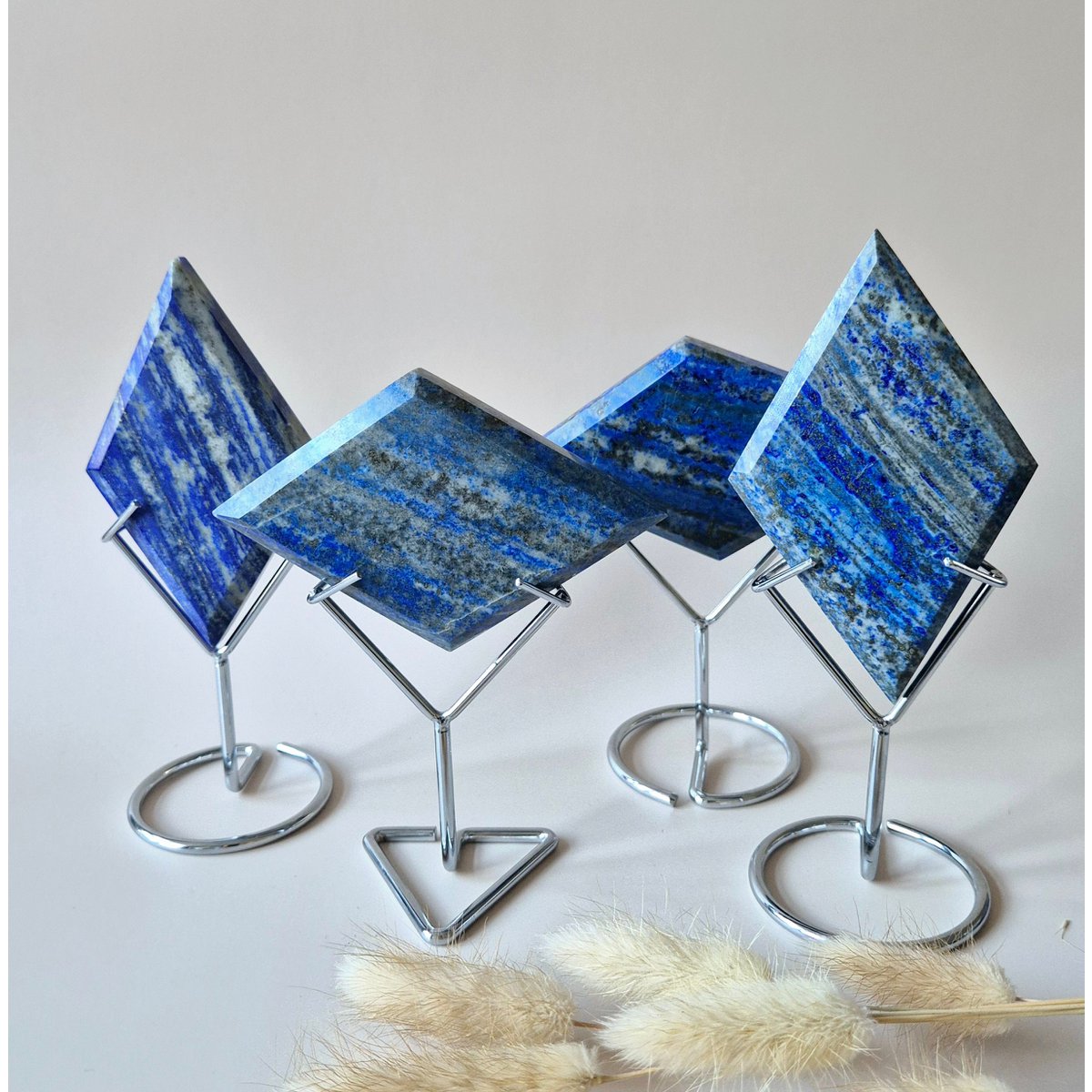 Edelsteen Lapis Lazuli Ruit Op Standaard (170-190Gram) – Wijsheid, Intuïtie & Innerlijke Kracht