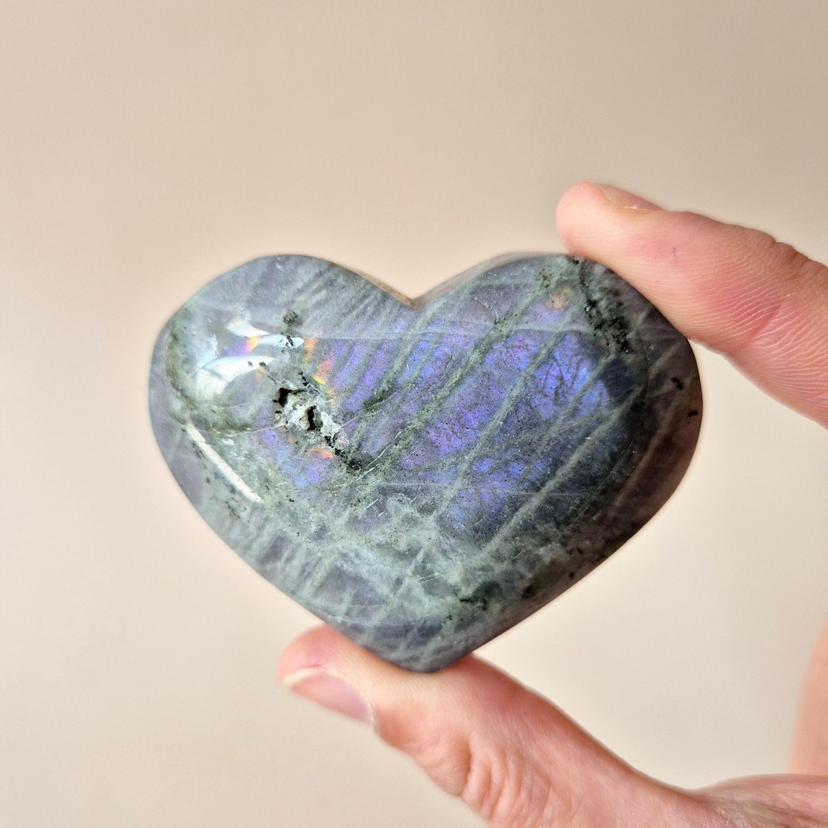 Edelsteen Paarse Labradoriet Hart Palmsteen – Intuïtie, Bescherming & Mystieke Kracht