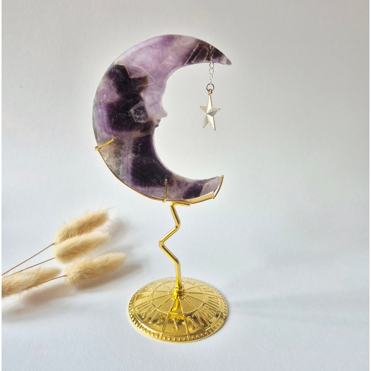 Dream Amethist Maan Op Goudkleurige Standaard – 10Cm #12 - Edelsteen Gezicht Gravure Spiritueel Interieur
