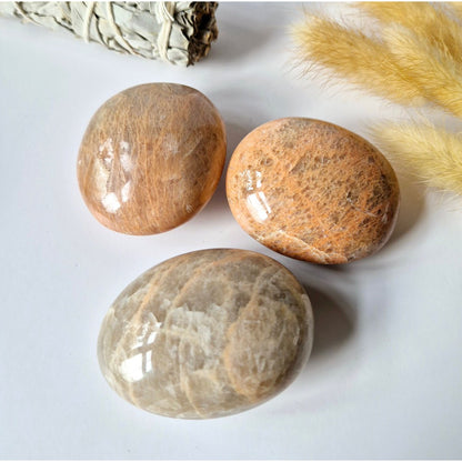 Peach Moonstone Palmstone 90-150Gr Handsteen Voor Rust En Balans Worry Stone Zorgensteen Maansteen
