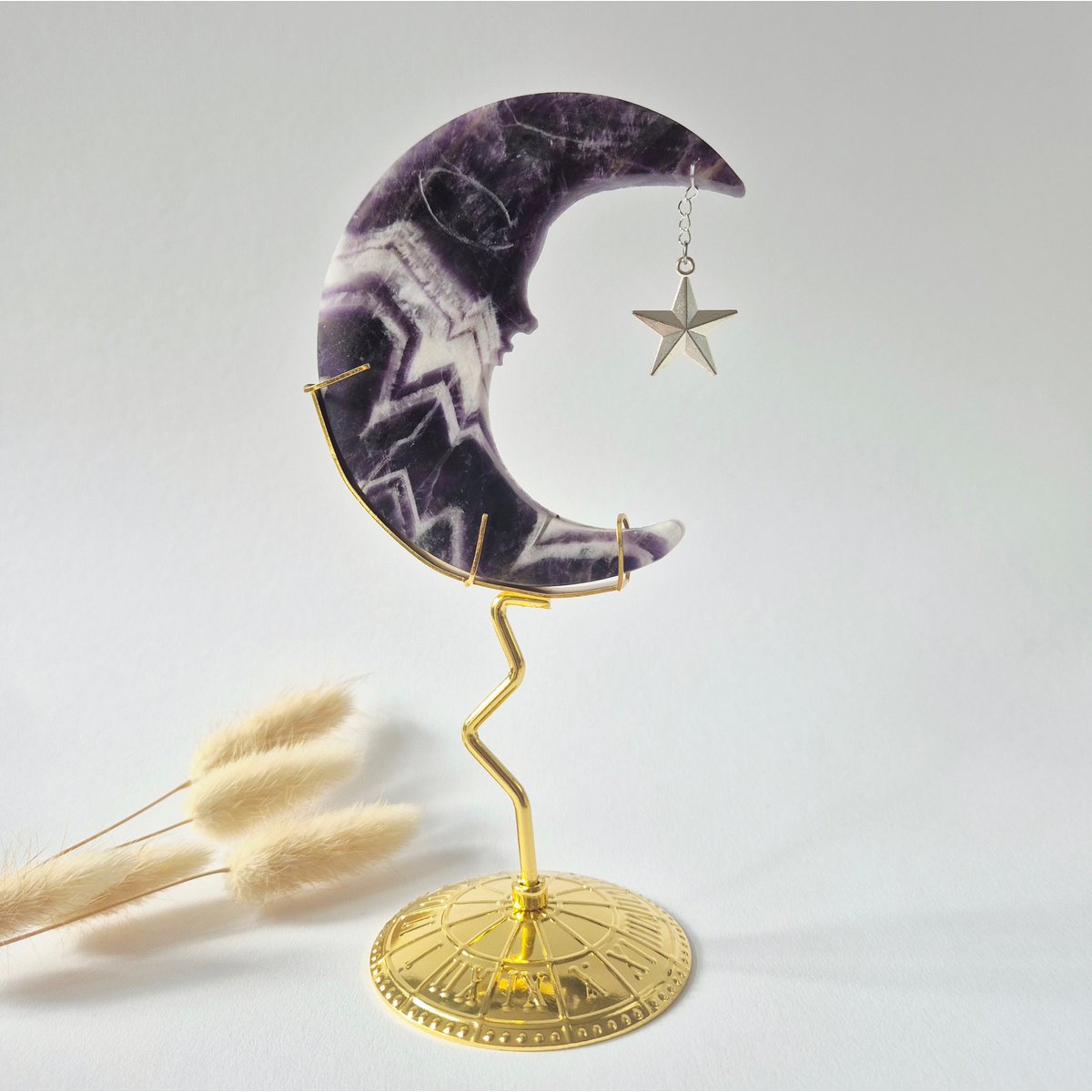 Dream Amethist Maan Op Goudkleurige Standaard – 10Cm #20 - Edelsteen Gezicht Gravure Spiritueel Interieur