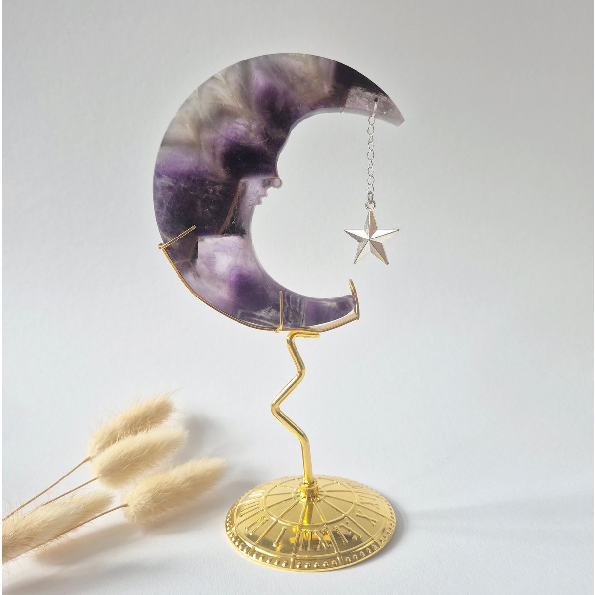 Dream Amethist Maan Op Goudkleurige Standaard – 10Cm #22 - Edelsteen Gezicht Gravure Spiritueel Interieur