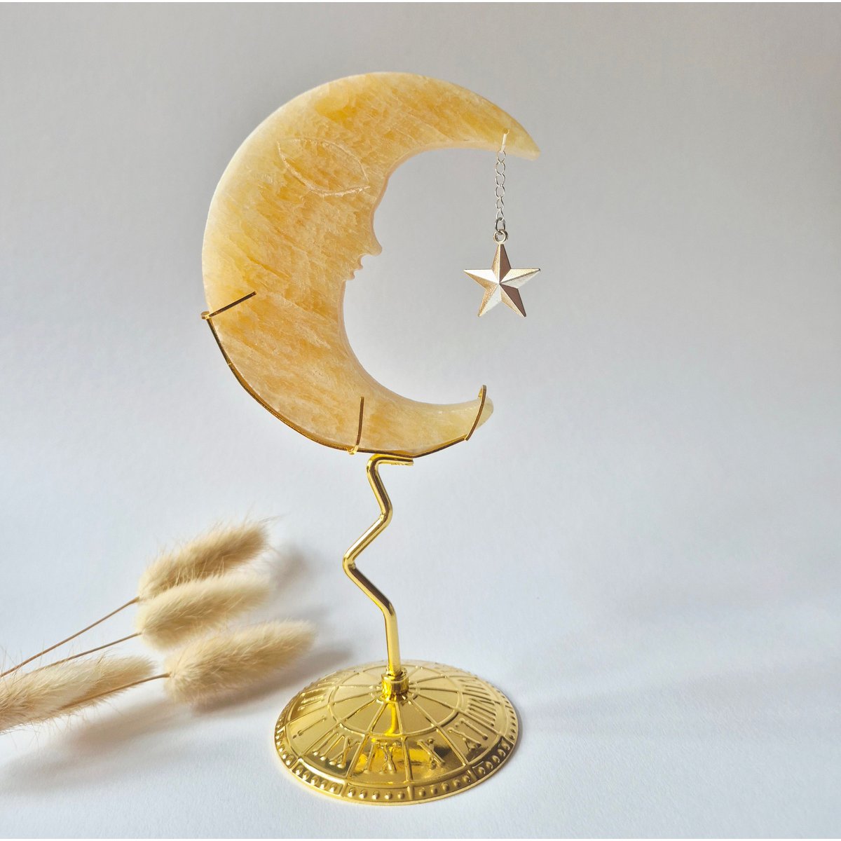 Gele Calciet Maan Op Goudkleurige Standaard – 10Cm - Edelsteen Gezicht Gravure Spiritueel Interieur