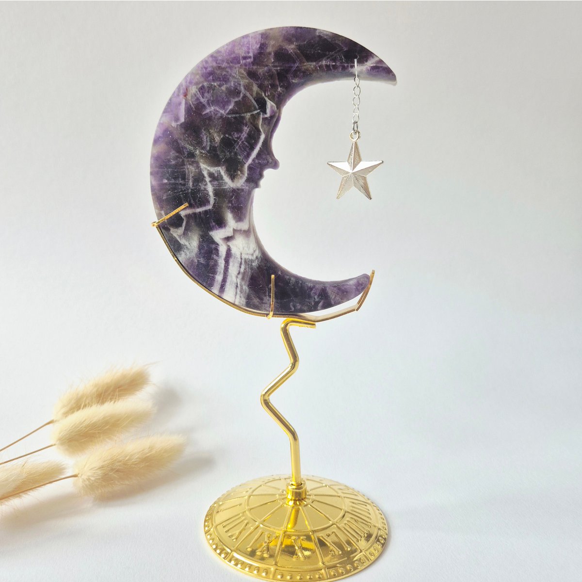 Dream Amethist Maan Op Goudkleurige Standaard – 10Cm #18 - Edelsteen Gezicht Gravure Spiritueel Interieur