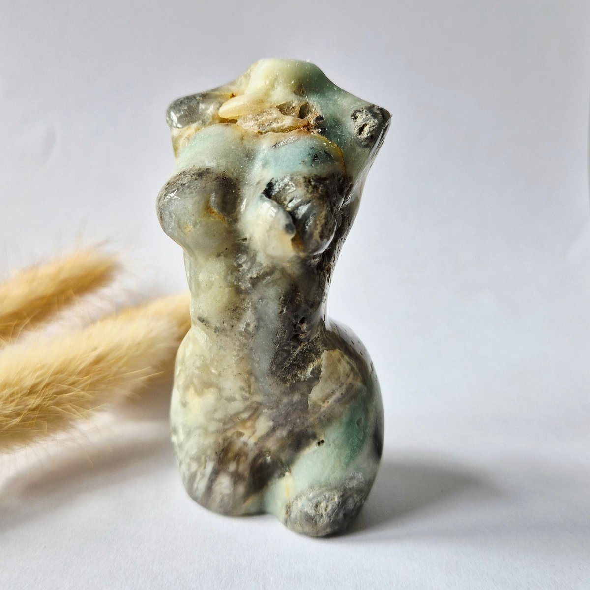 Caribbean Calciet Vrouwenbeeldje 8 Cm (#8) – Handgeslepen Edelsteen Goddess Carving