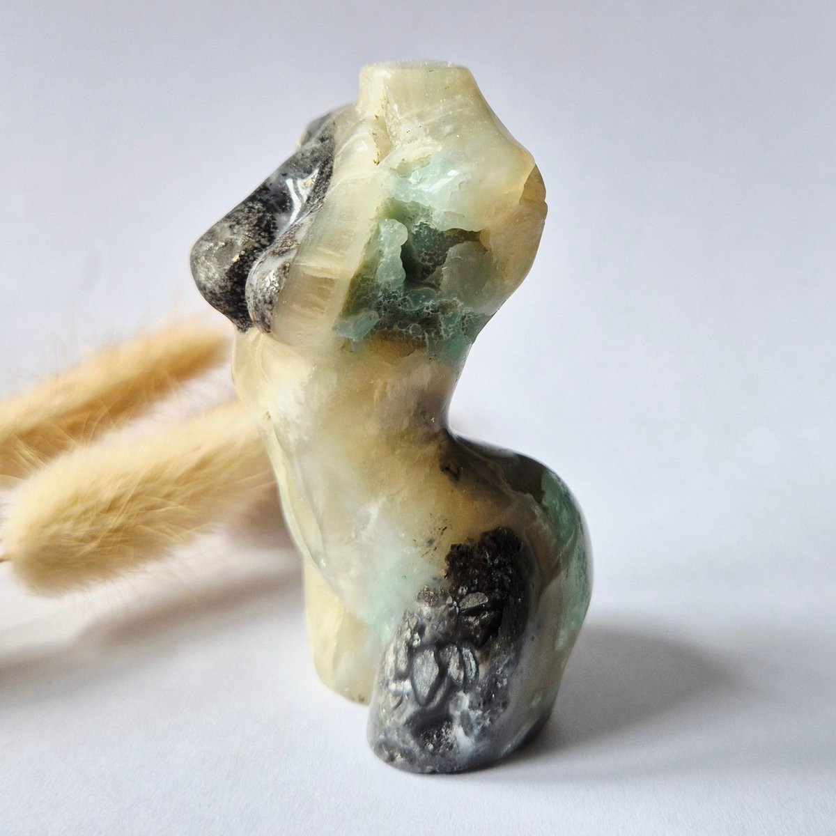 Caribbean Calciet Vrouwenbeeldje 8 Cm (#3) – Handgeslepen Edelsteen Goddess Carving