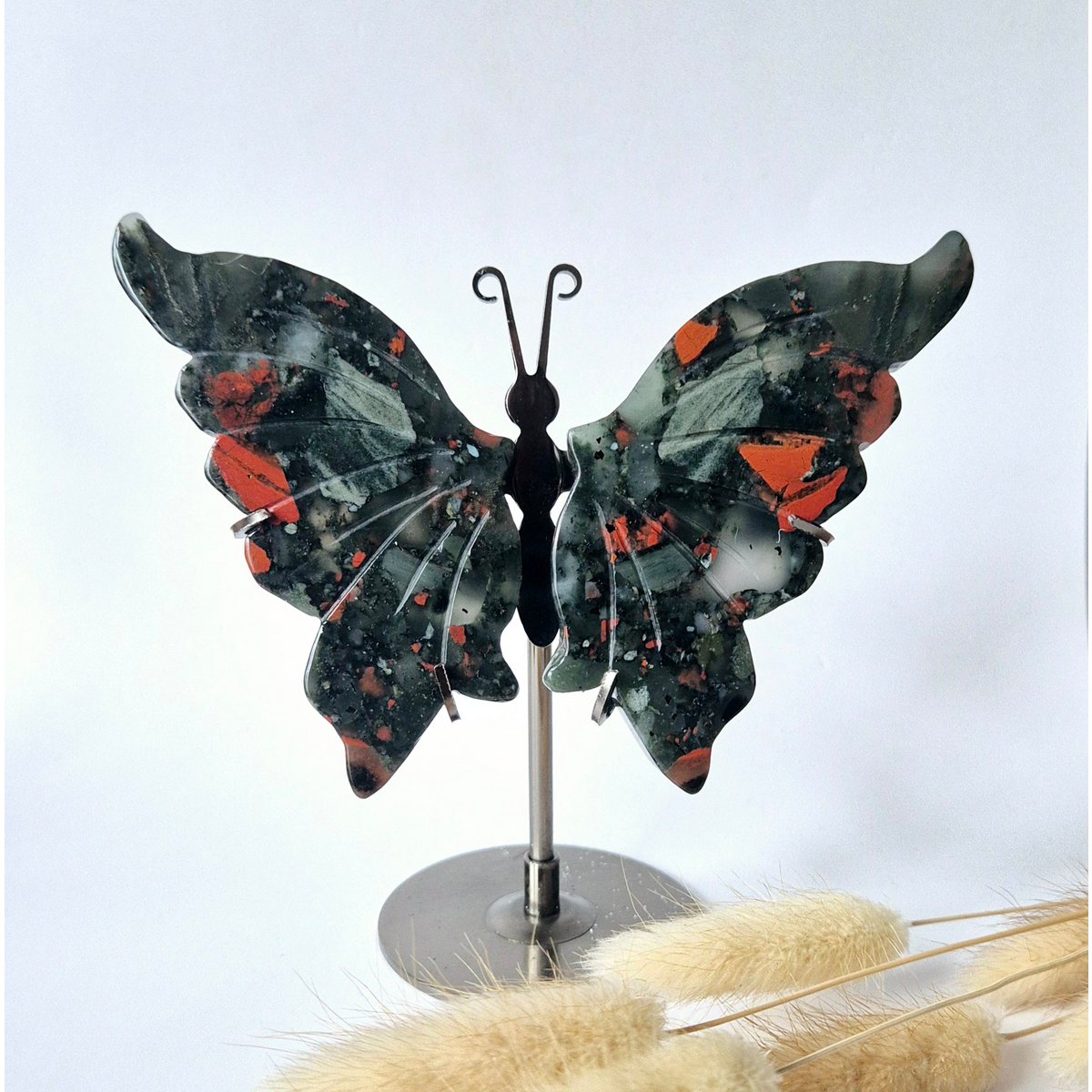 Afrikaanse Bloedsteen Vlinder Op Standaard – Handgesneden Edelsteen Sculptuur 12–14 Cm (African Bloodstone)