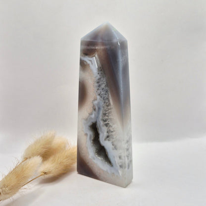 Grijze Agaat Toren Met Druzy Opening 211G – Gepolijste Edelsteen Obelisk | Rust & Balans