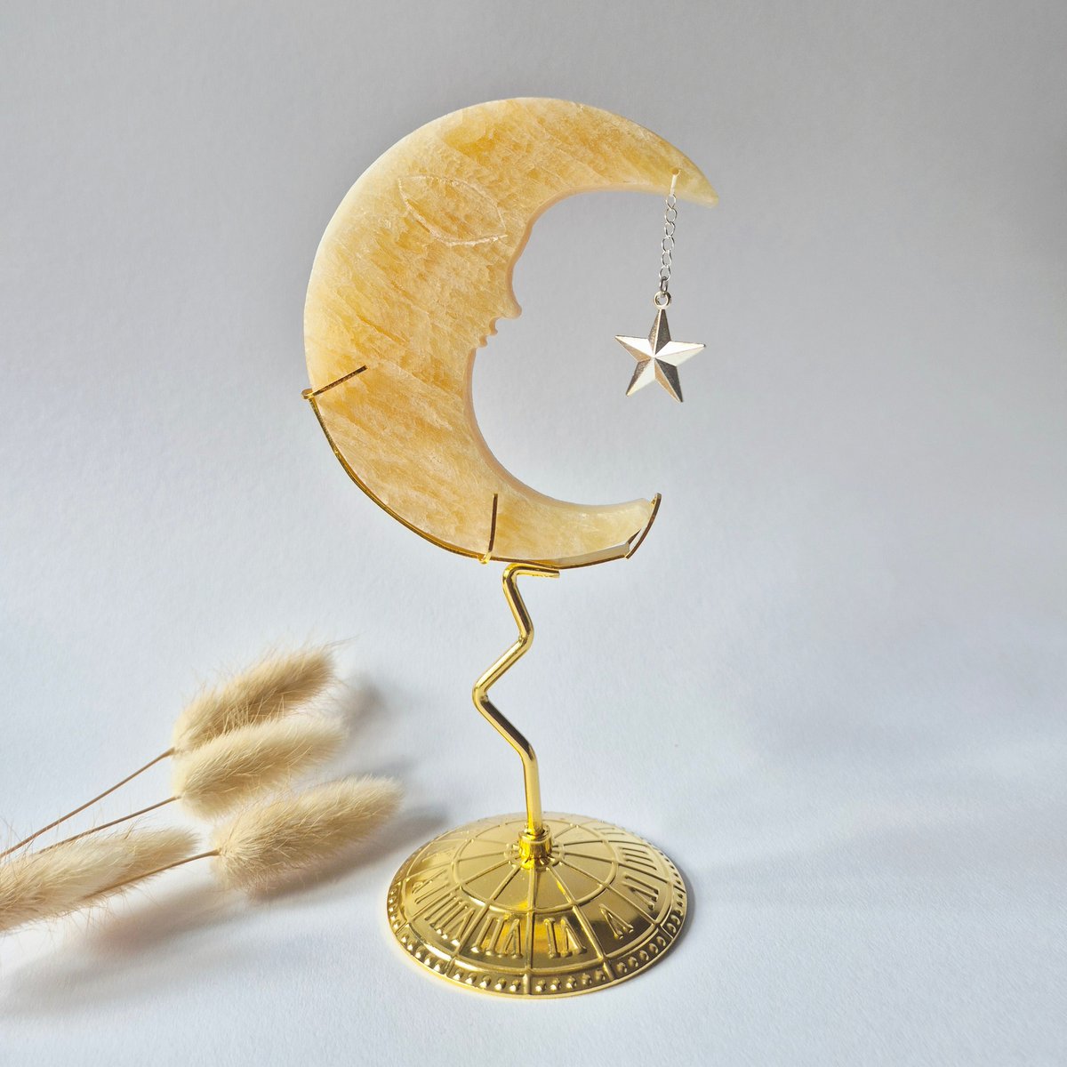 Gele Calciet Maan Op Goudkleurige Standaard – 10Cm - Edelsteen Gezicht Gravure Spiritueel Interieur