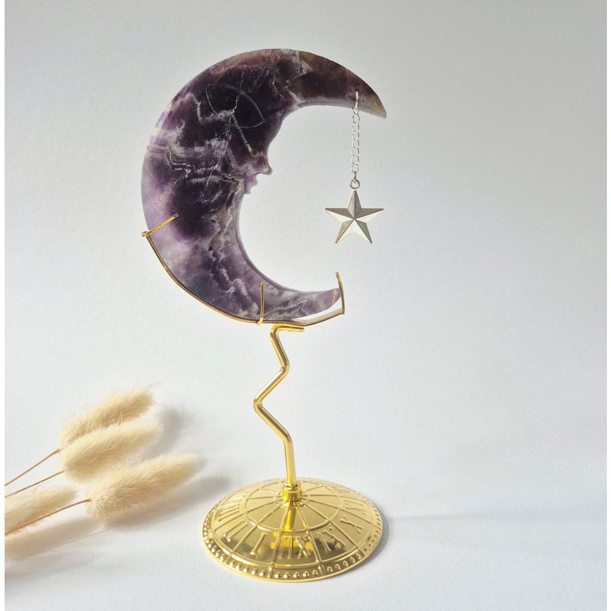 Dream Amethist Maan Op Goudkleurige Standaard – 10Cm #25 - Edelsteen Gezicht Gravure Spiritueel Interieur