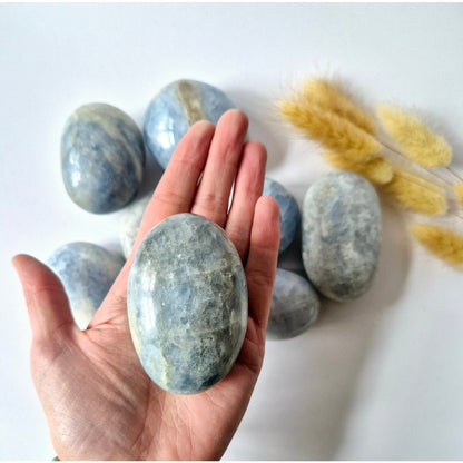 Edelsteen Celestien Palmsteen (6-8 Cm) – Engelachtige Rust & Spirituele Connectie Handsteen Worrystone Zorgensteen