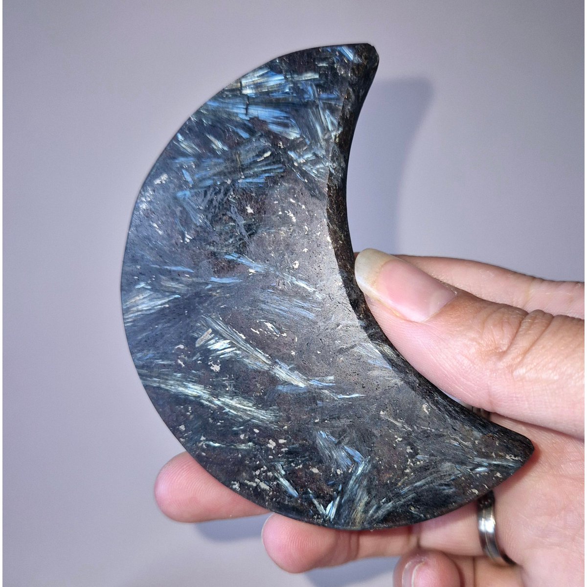 Firework Stone Maan Op Standaard (7–9 Cm) – Kosmisch & Krachtig