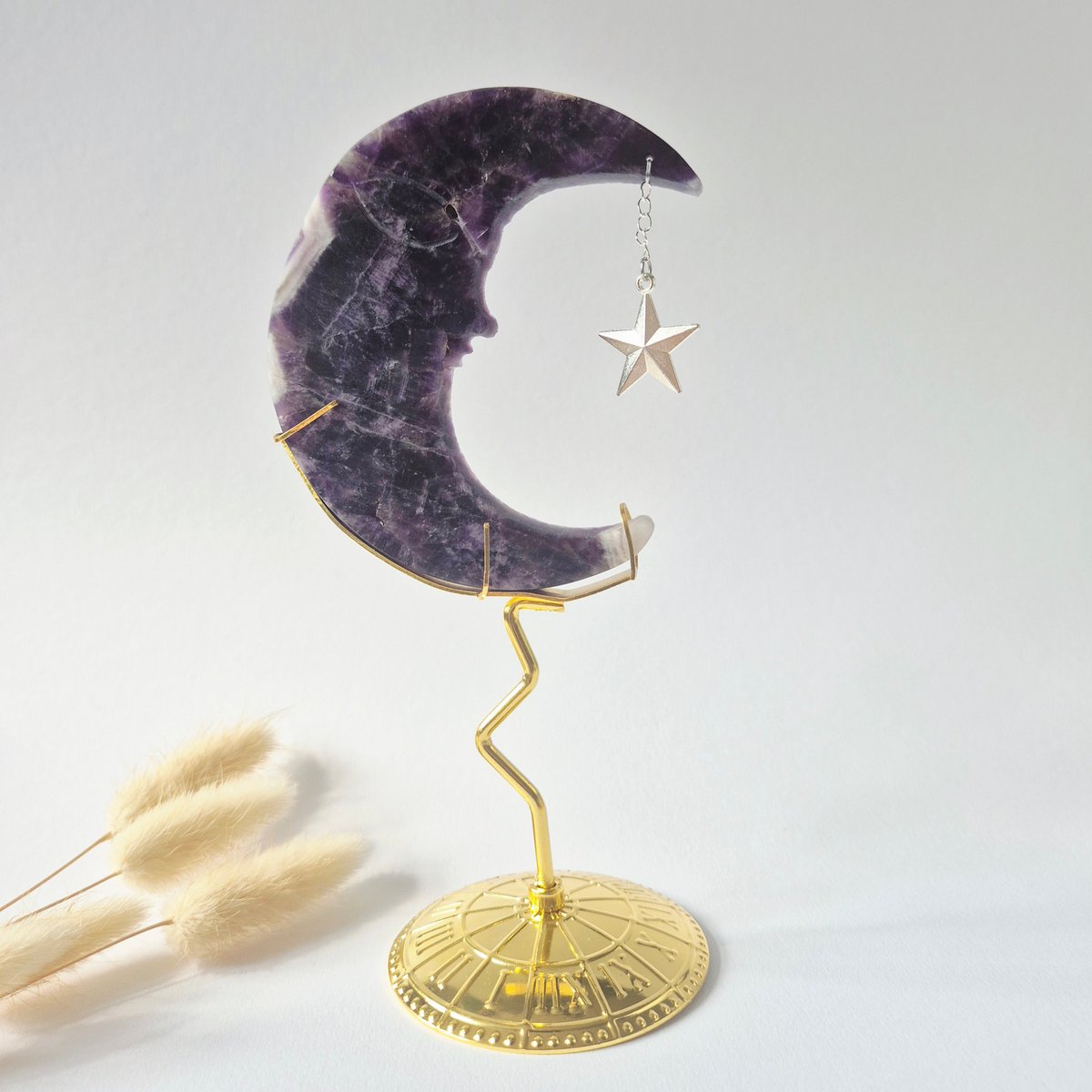 Dream Amethist Maan Op Goudkleurige Standaard – 10Cm #26 - Edelsteen Gezicht Gravure Spiritueel Interieur