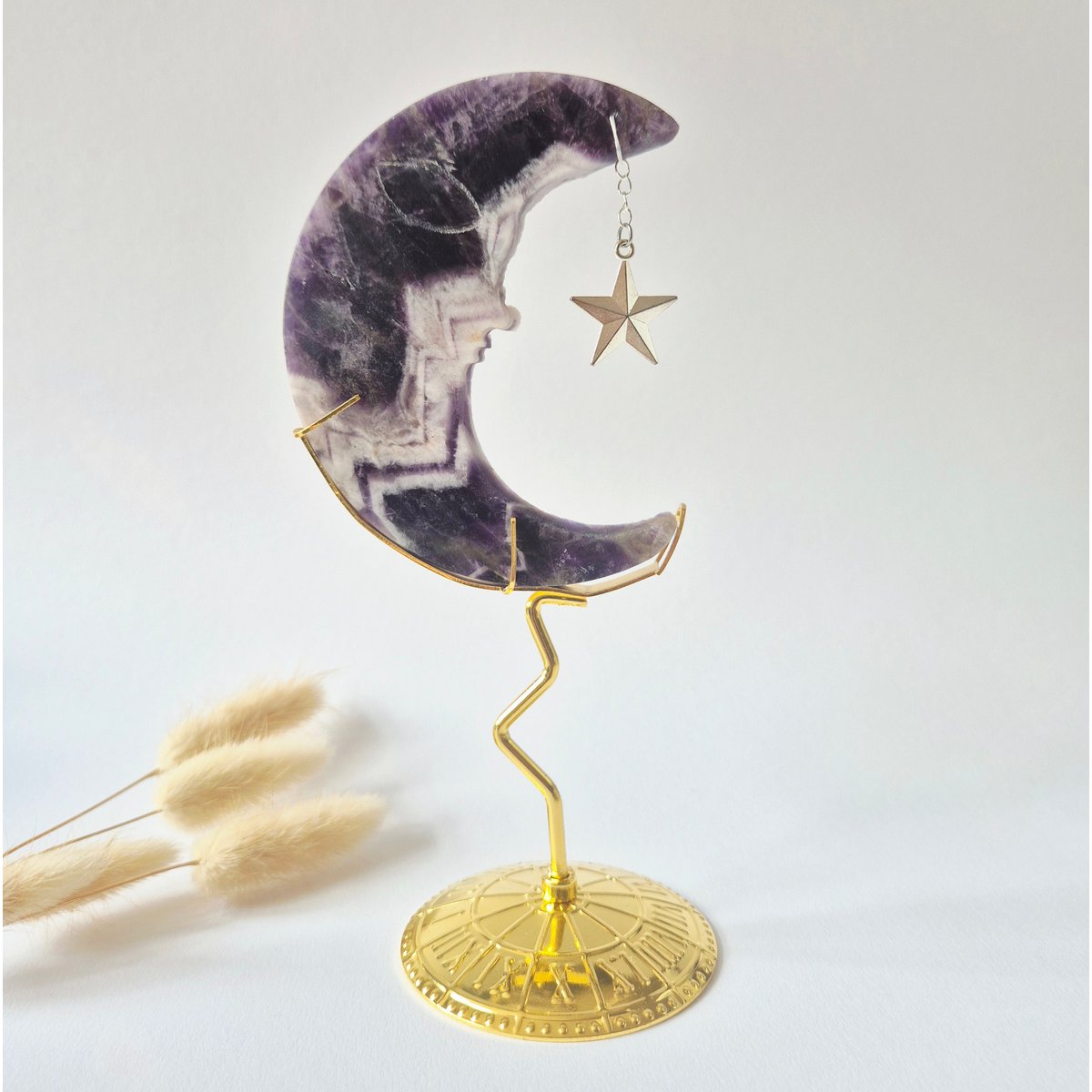 Dream Amethist Maan Op Goudkleurige Standaard – 10Cm #14 - Edelsteen Gezicht Gravure Spiritueel Interieur