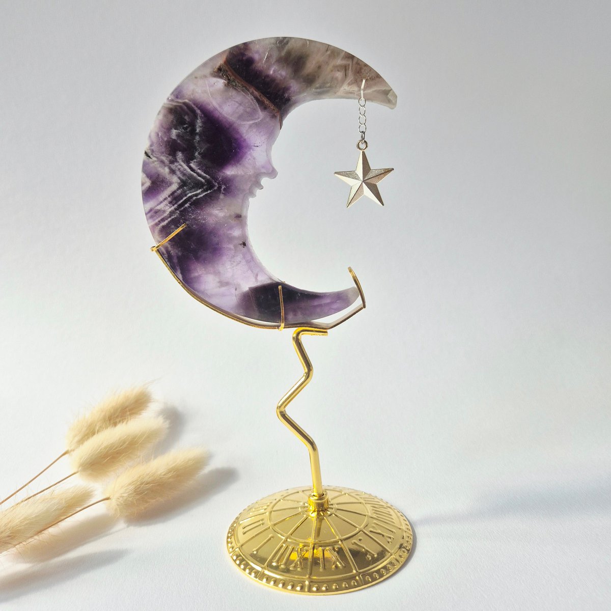 Dream Amethist Maan Op Goudkleurige Standaard – 10Cm #30 - Edelsteen Gezicht Gravure Spiritueel Interieur