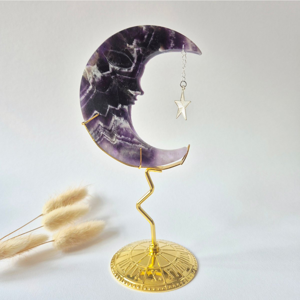 Dream Amethist Maan Op Goudkleurige Standaard – 10Cm #13 - Edelsteen Gezicht Gravure Spiritueel Interieur
