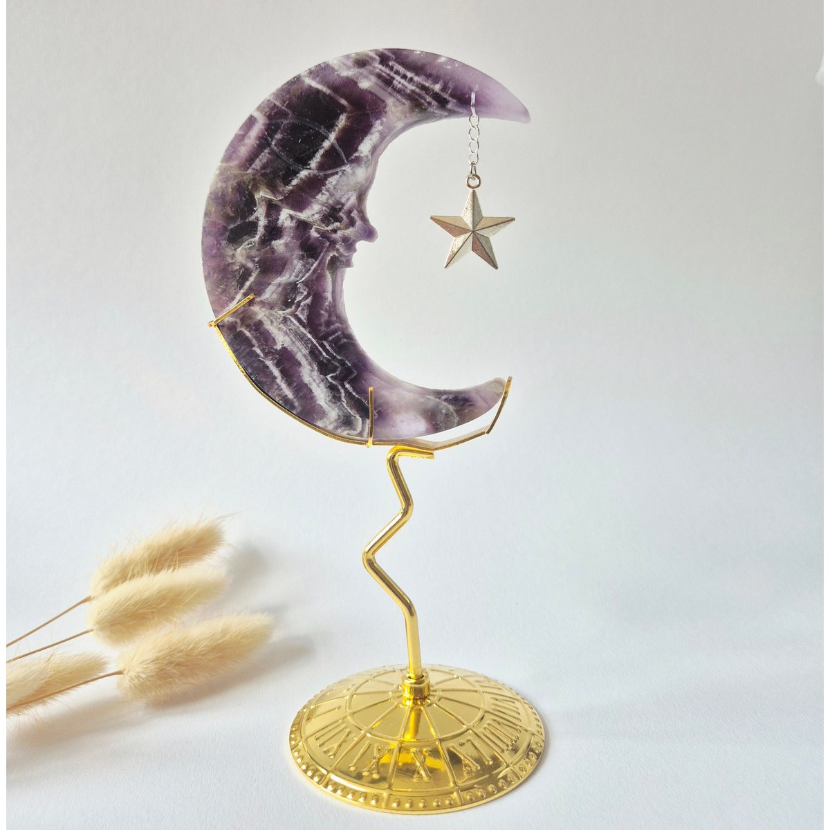Dream Amethist Maan Op Goudkleurige Standaard – 10Cm #15 - Edelsteen Gezicht Gravure Spiritueel Interieur