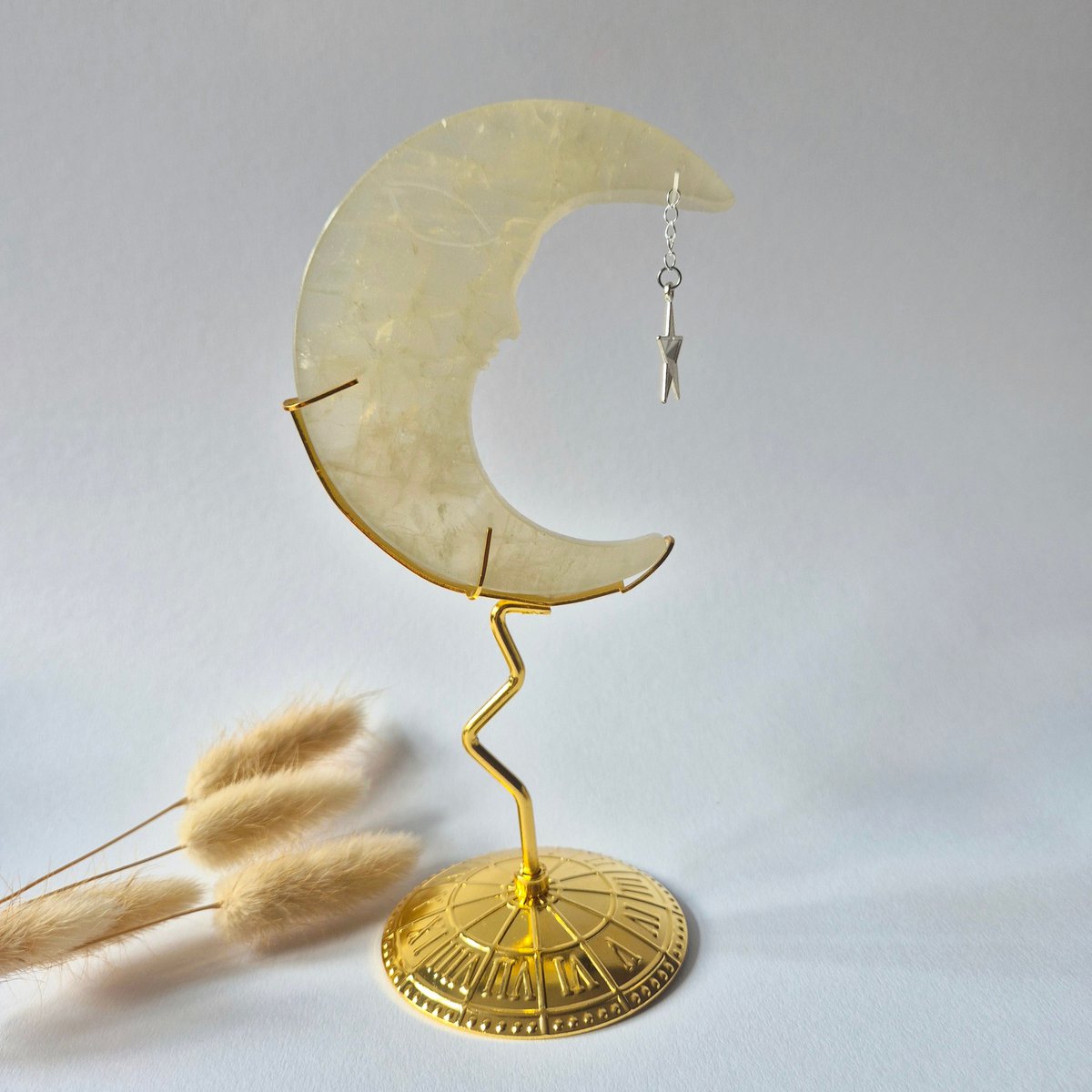 Citrien Maan Op Goudkleurige Standaard – 10Cm - Edelsteen Gezicht Gravure Spiritueel Interieur