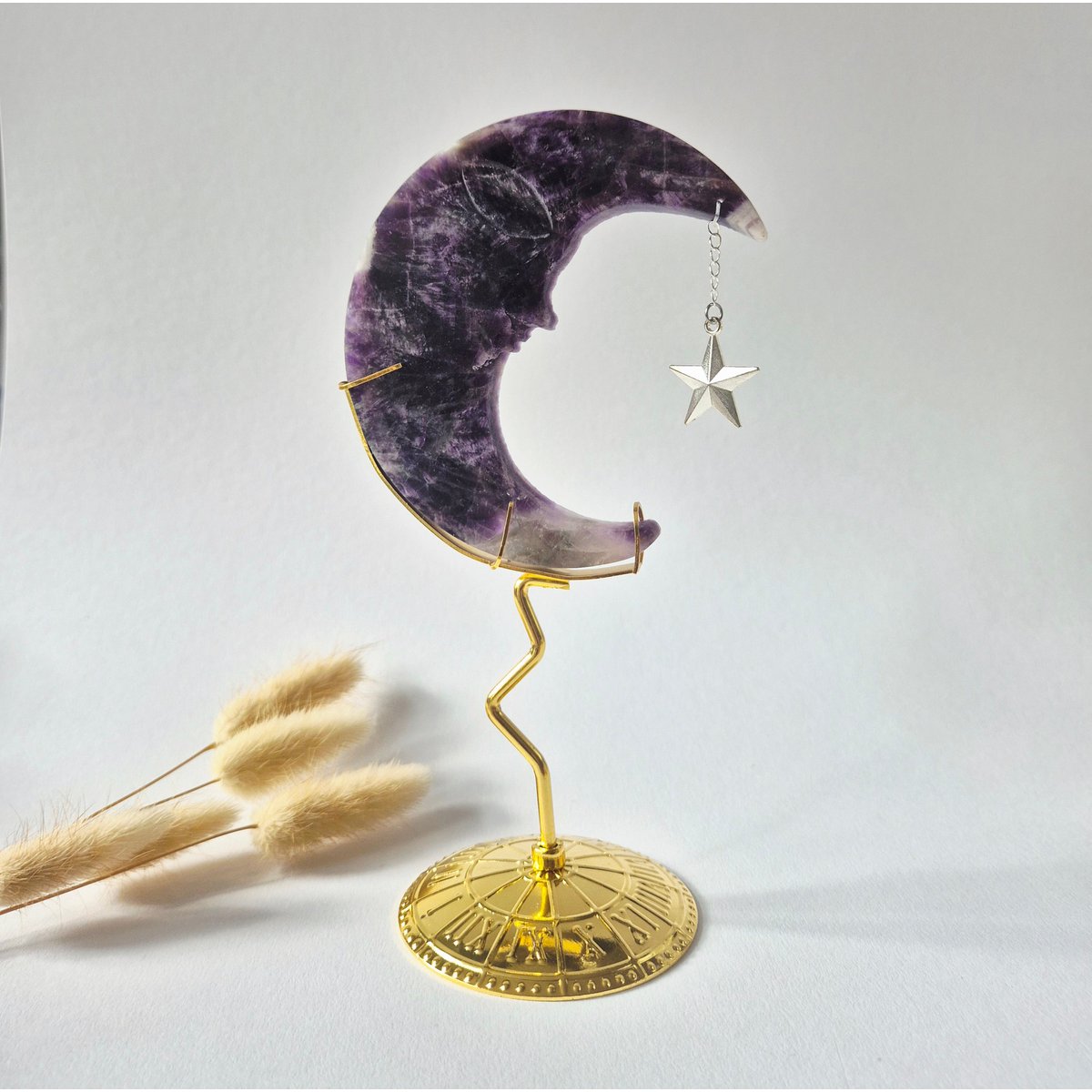 Dream Amethist Maan Op Goudkleurige Standaard – 10Cm #21 - Edelsteen Gezicht Gravure Spiritueel Interieur
