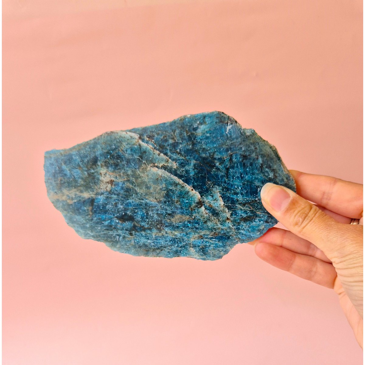 Edelsteen Blue Apatiet Schijf Op Standaard #7 246Gram – Inspiratie, Helderheid & Innerlijke Kracht