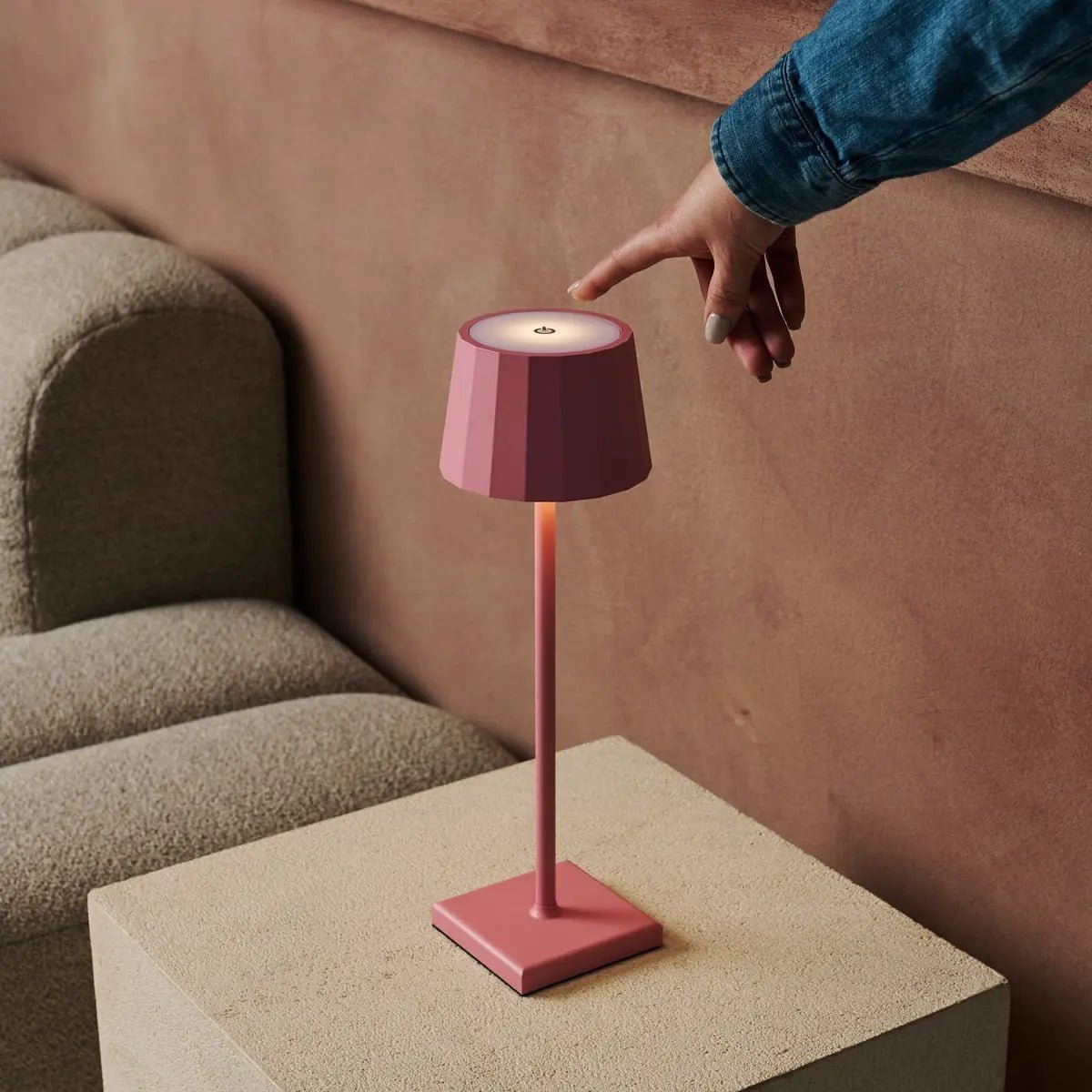 Combiset Professioneel | 8 X Wouter Flamingo Roze Oplaadbare Tafellampen & Oplaadstation