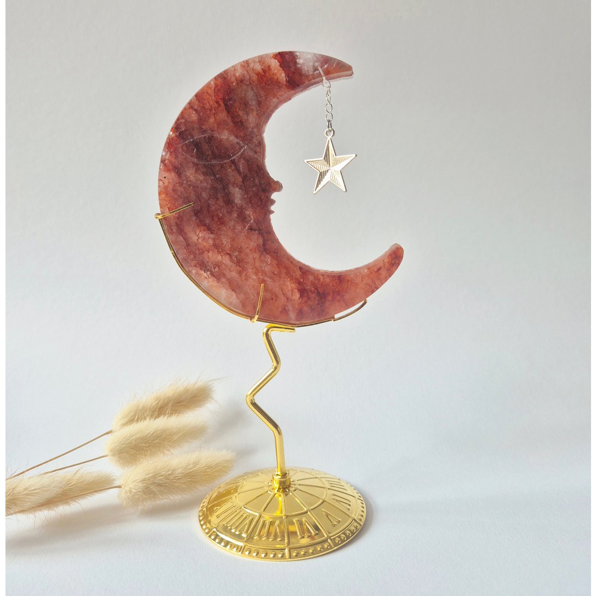 Fire Quartz Maan Op Goudkleurige Standaard – 10Cm - Edelsteen Gezicht Gravure Spiritueel Interieur (Hematoïde Kwarts)