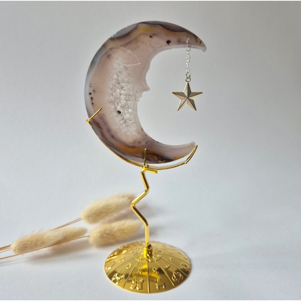 Druzy Grijze Agaat Maan Op Goudkleurige Standaard – 10Cm #2 - Edelsteen Gezicht Gravure Spiritueel Interieur