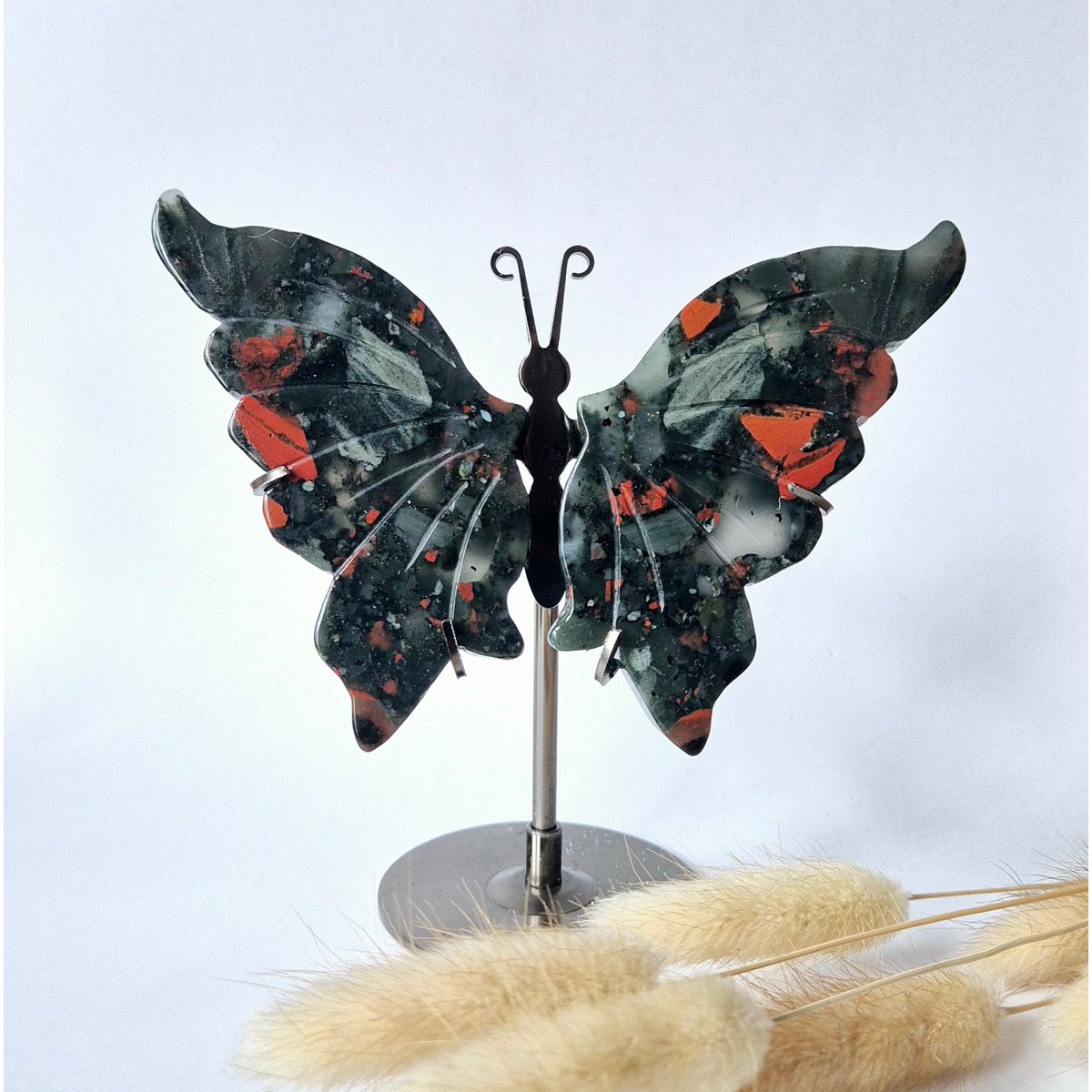 Afrikaanse Bloedsteen Vlinder Op Standaard – Handgesneden Edelsteen Sculptuur 12–14 Cm (African Bloodstone)