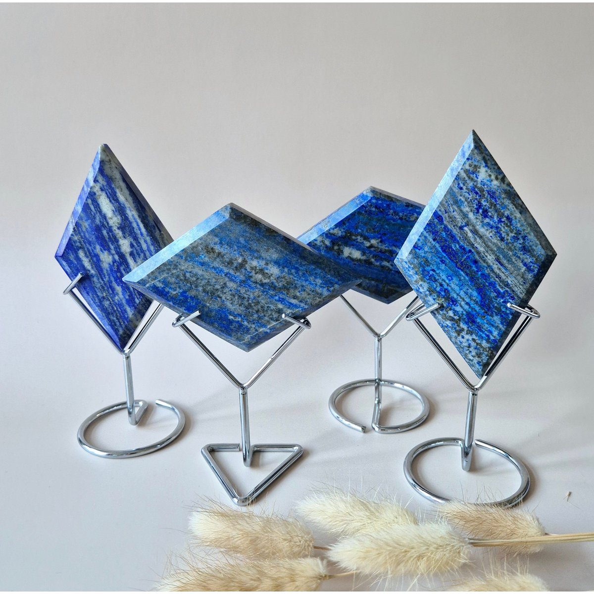 Edelsteen Lapis Lazuli Ruit Op Standaard (170-190Gram) – Wijsheid, Intuïtie & Innerlijke Kracht