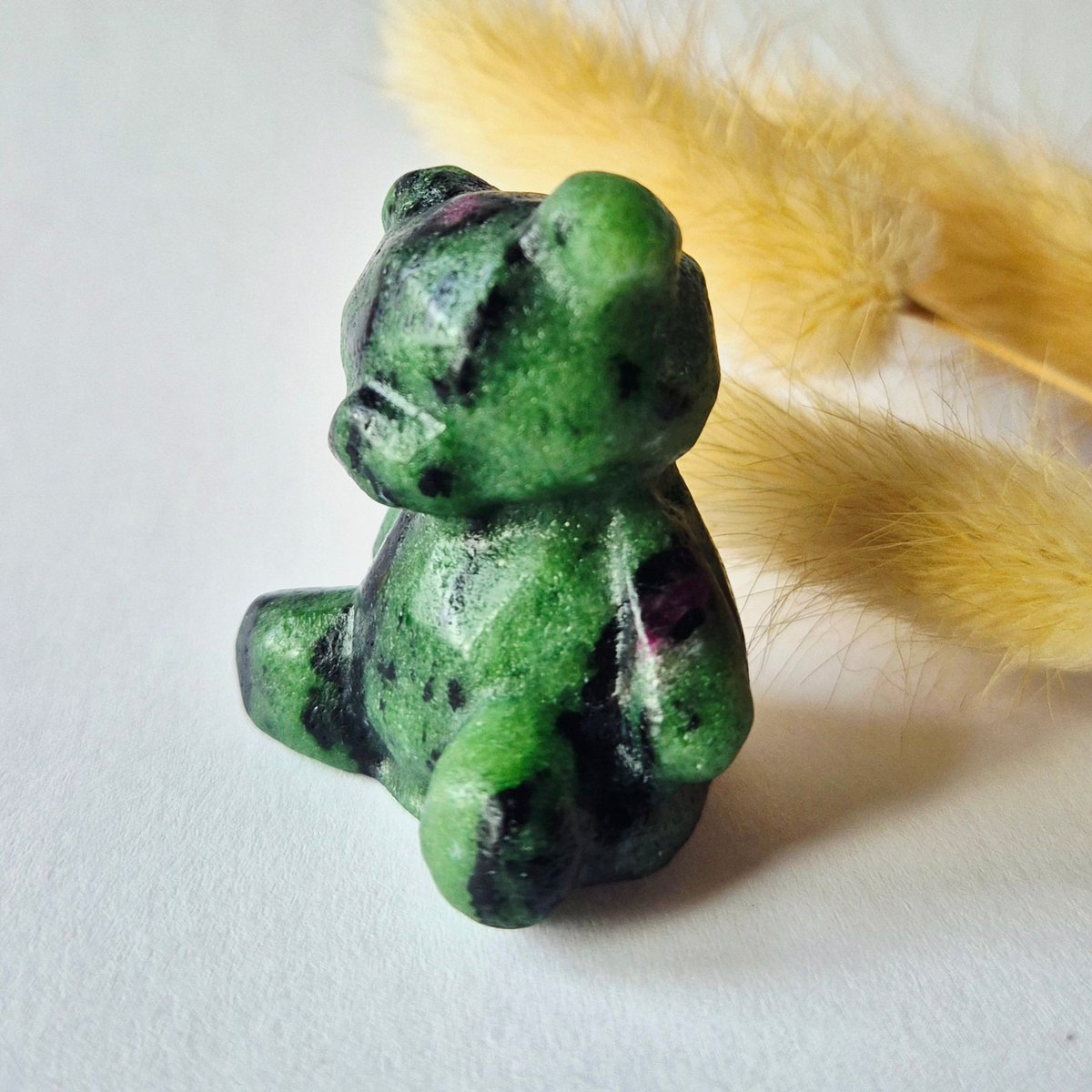 Edelsteen Facet Beer 4Cm Crystal Carving – Ruby In Zoisite
