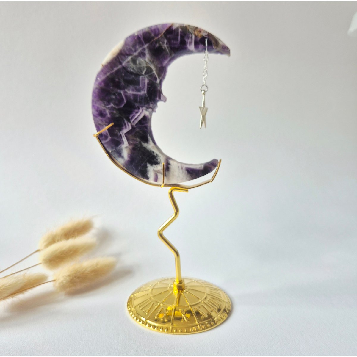 Dream Amethist Maan Op Goudkleurige Standaard – 10Cm #16 - Edelsteen Gezicht Gravure Spiritueel Interieur