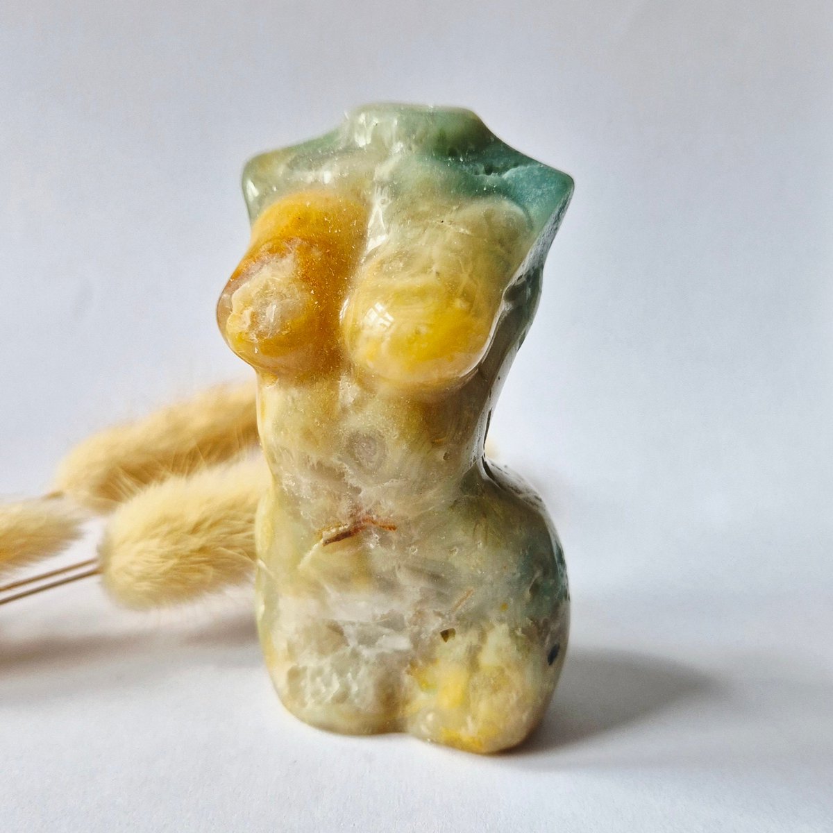 Caribbean Calciet Vrouwenbeeldje 8 Cm (#31) – Handgeslepen Edelsteen Goddess Carving