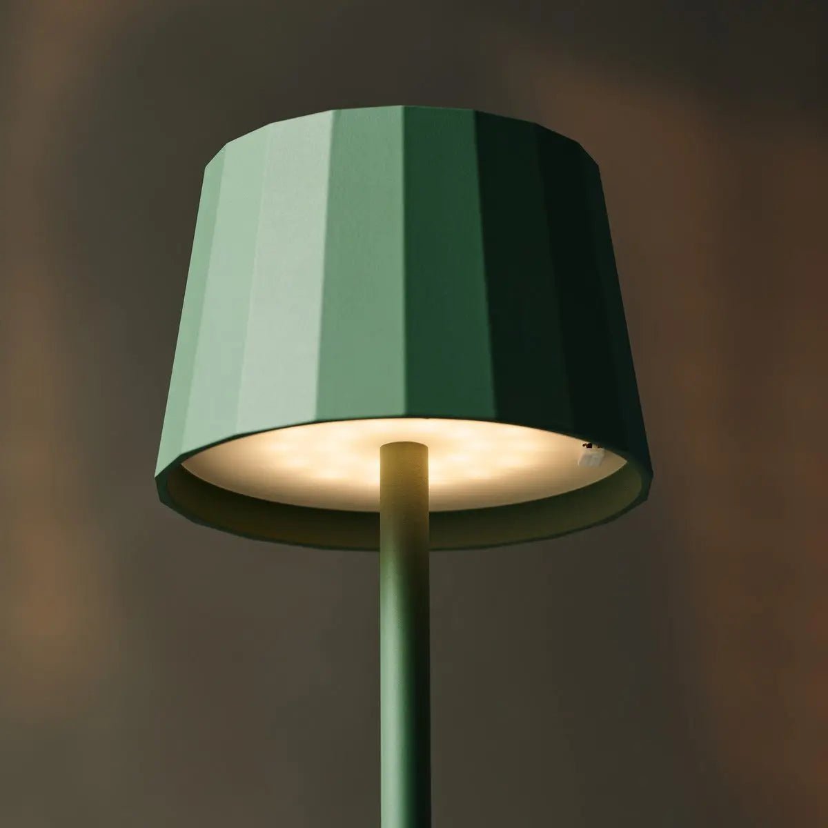 Combiset Professioneel | 8 X Wouter Sage Green Oplaadbare Tafellampen En Laadstation