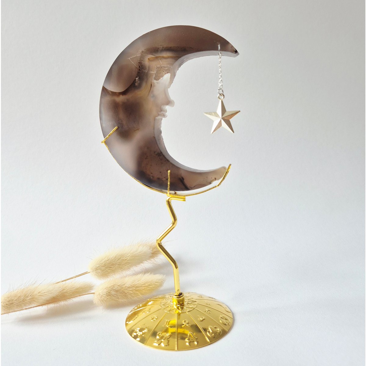 Druzy Grijze Agaat Maan Op Goudkleurige Standaard – 10Cm #7 - Edelsteen Gezicht Gravure Spiritueel Interieur