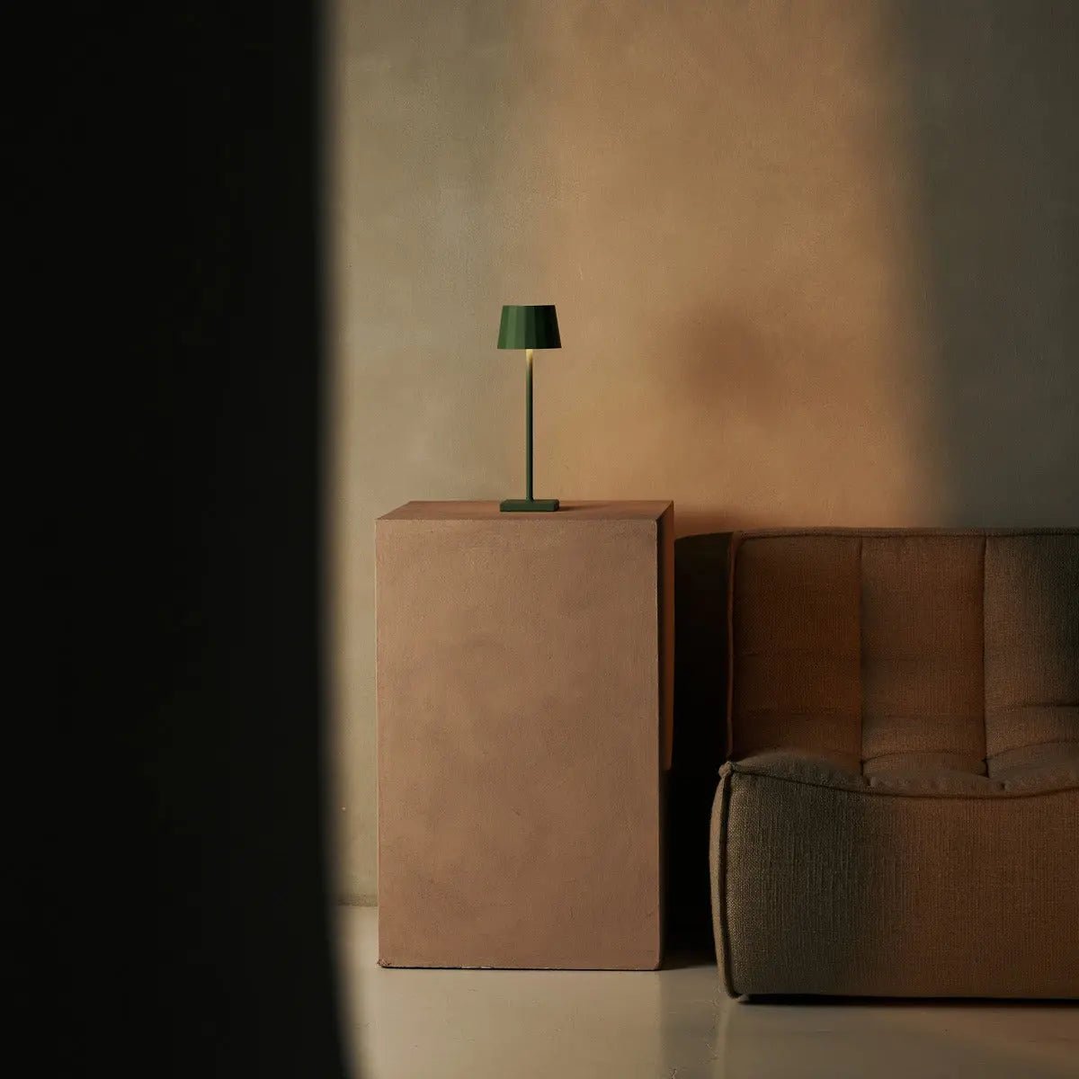 Combiset Professioneel | 8 X Wouter Sage Green Oplaadbare Tafellampen En Laadstation