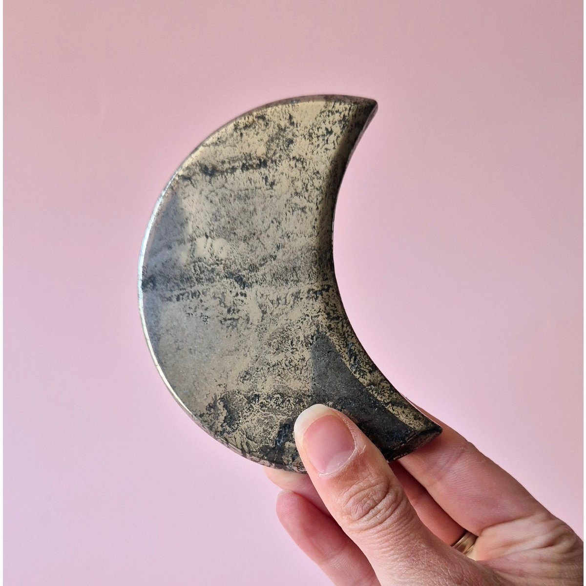 Edelsteen Pyriet Maan Op Standaard – 10Cm