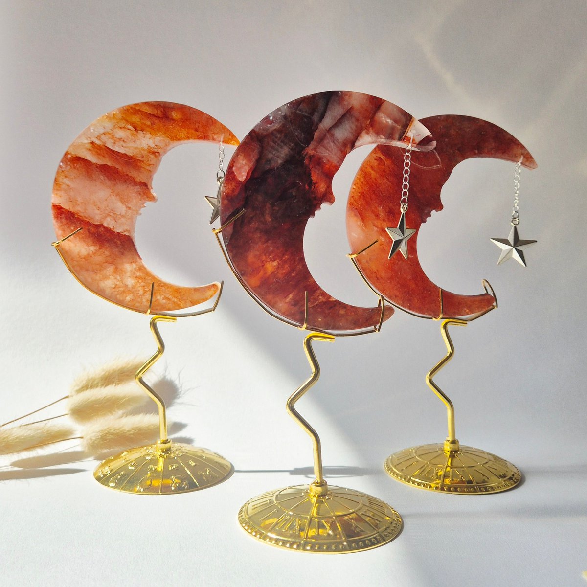 Fire Quartz Maan Op Goudkleurige Standaard – 10Cm - Edelsteen Gezicht Gravure Spiritueel Interieur (Hematoïde Kwarts)