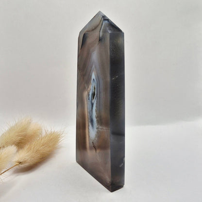 Grijze Agaat Toren Met Druzy Opening 200G – Gepolijste Edelsteen Obelisk | Rust & Balans