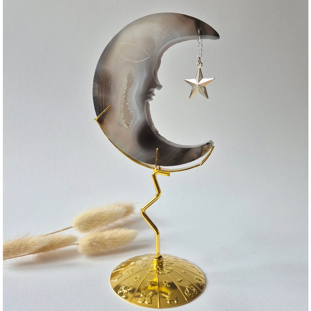 Druzy Grijze Agaat Maan Op Goudkleurige Standaard – 10Cm #3 - Edelsteen Gezicht Gravure Spiritueel Interieur