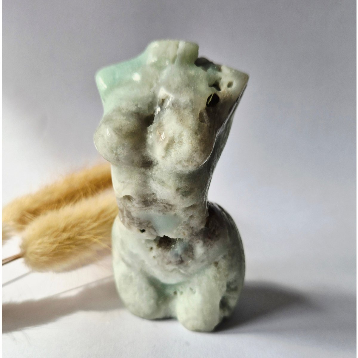 Caribbean Calciet Vrouwenbeeldje 8 Cm (#19) – Handgeslepen Edelsteen Goddess Carving