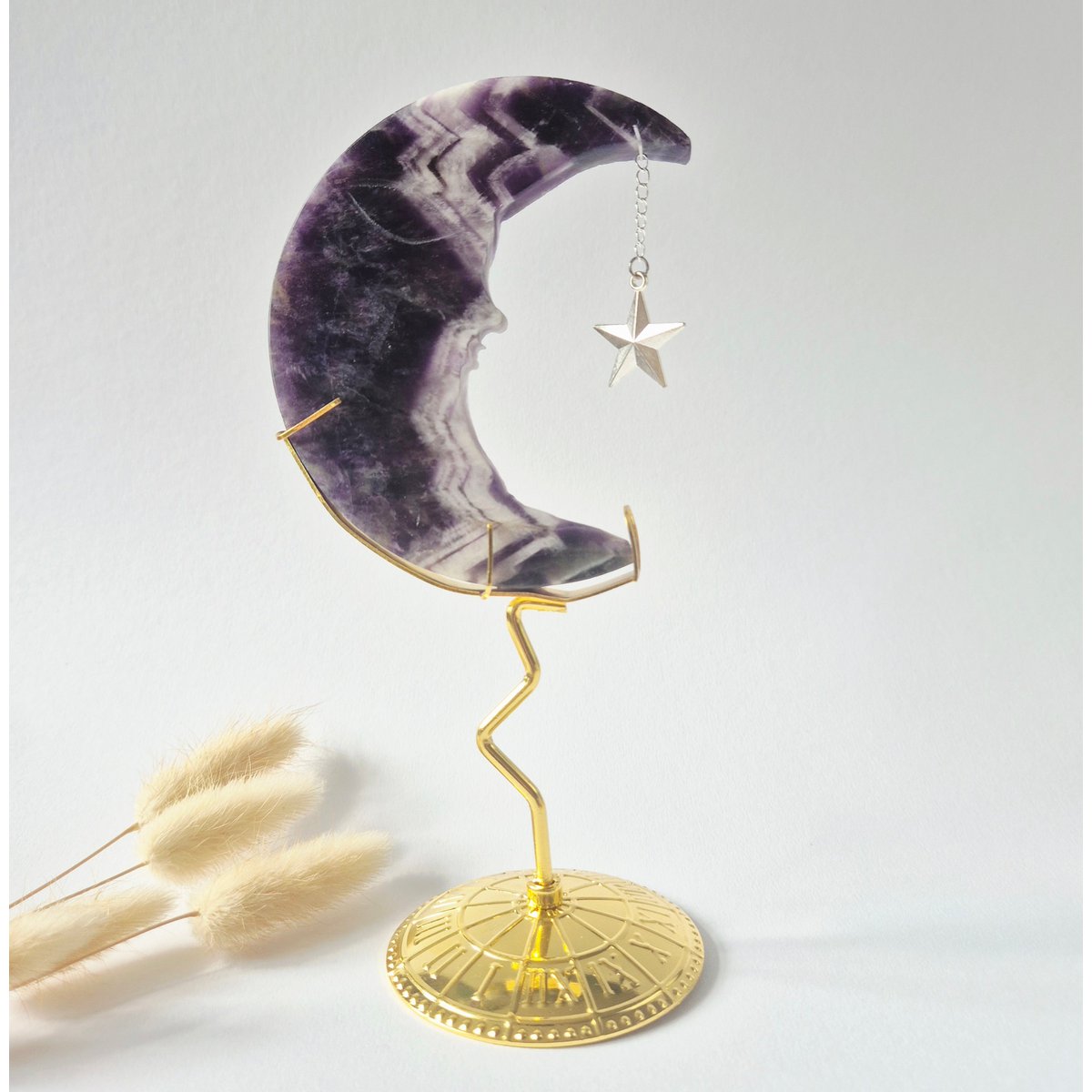 Dream Amethist Maan Op Goudkleurige Standaard – 10Cm #24 - Edelsteen Gezicht Gravure Spiritueel Interieur