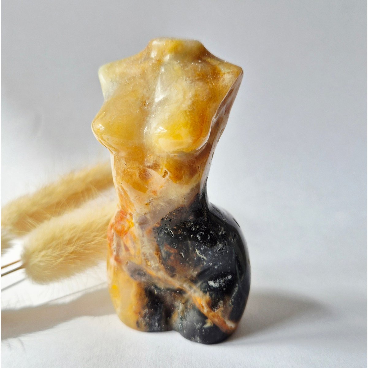 Caribbean Calciet Vrouwenbeeldje 8 Cm (#21) – Handgeslepen Edelsteen Goddess Carving