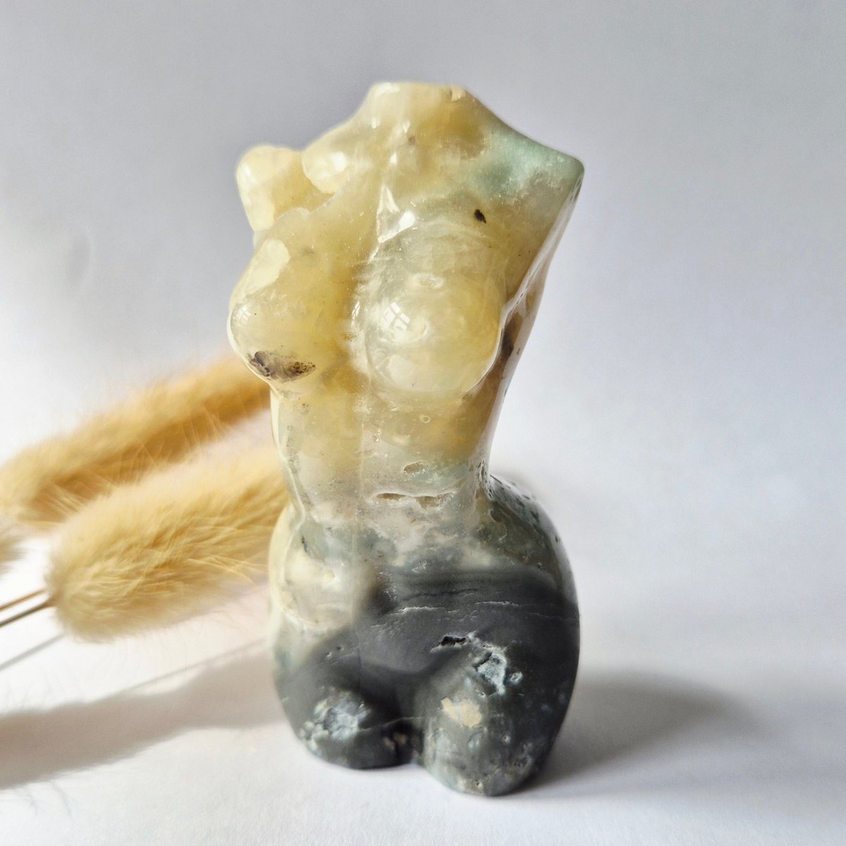 Caribbean Calciet Vrouwenbeeldje 8 Cm (#18) – Handgeslepen Edelsteen Goddess Carving