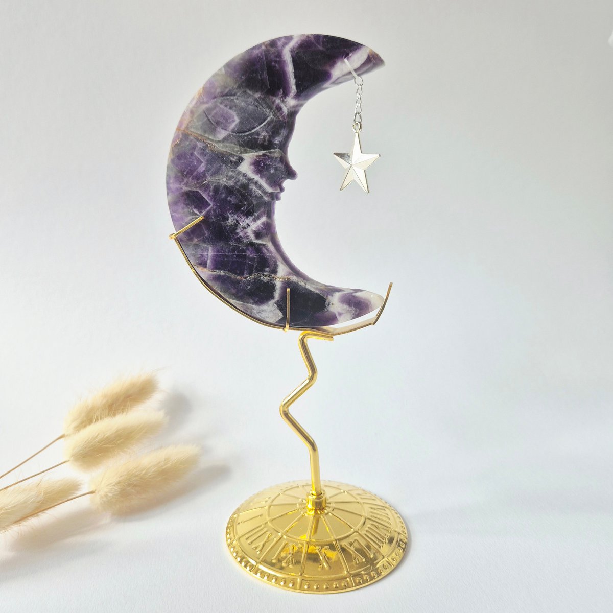 Dream Amethist Maan Op Goudkleurige Standaard – 10Cm #19 - Edelsteen Gezicht Gravure Spiritueel Interieur
