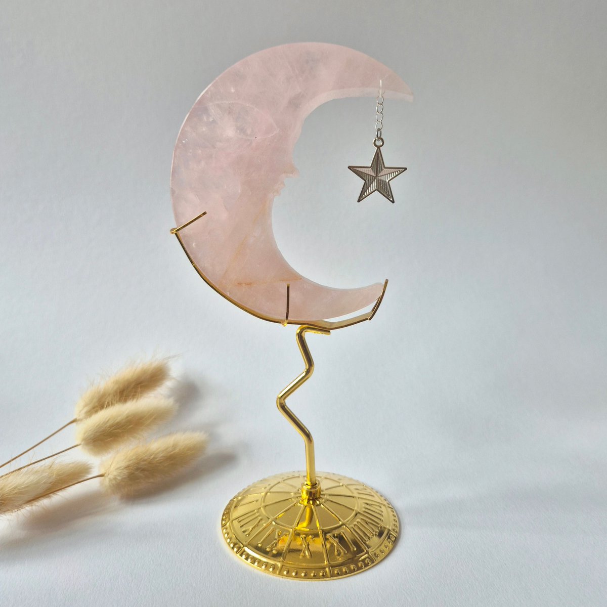 Rozenkwarts Maan Op Goudkleurige Standaard – 10Cm - Edelsteen Gezicht Gravure Spiritueel Interieur