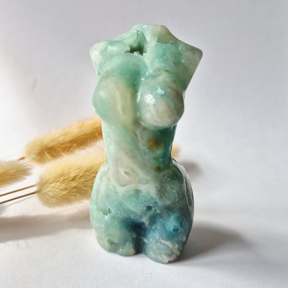 Caribbean Calciet Vrouwenbeeldje 8 Cm (#16) – Handgeslepen Edelsteen Goddess Carving